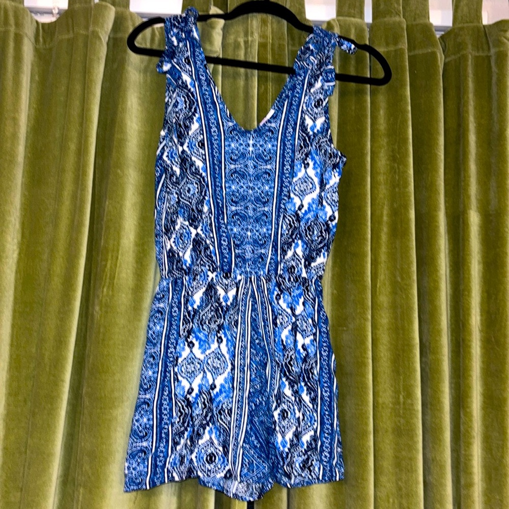 Alya Size M blue and white romper